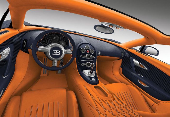 Το σαλόνι έχει πορτοκαλί δέρματα και μπλε διάκοσμο.